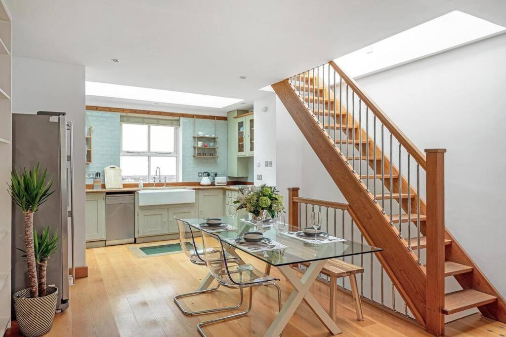 Exceptional Mews House In Chelsea * Londra